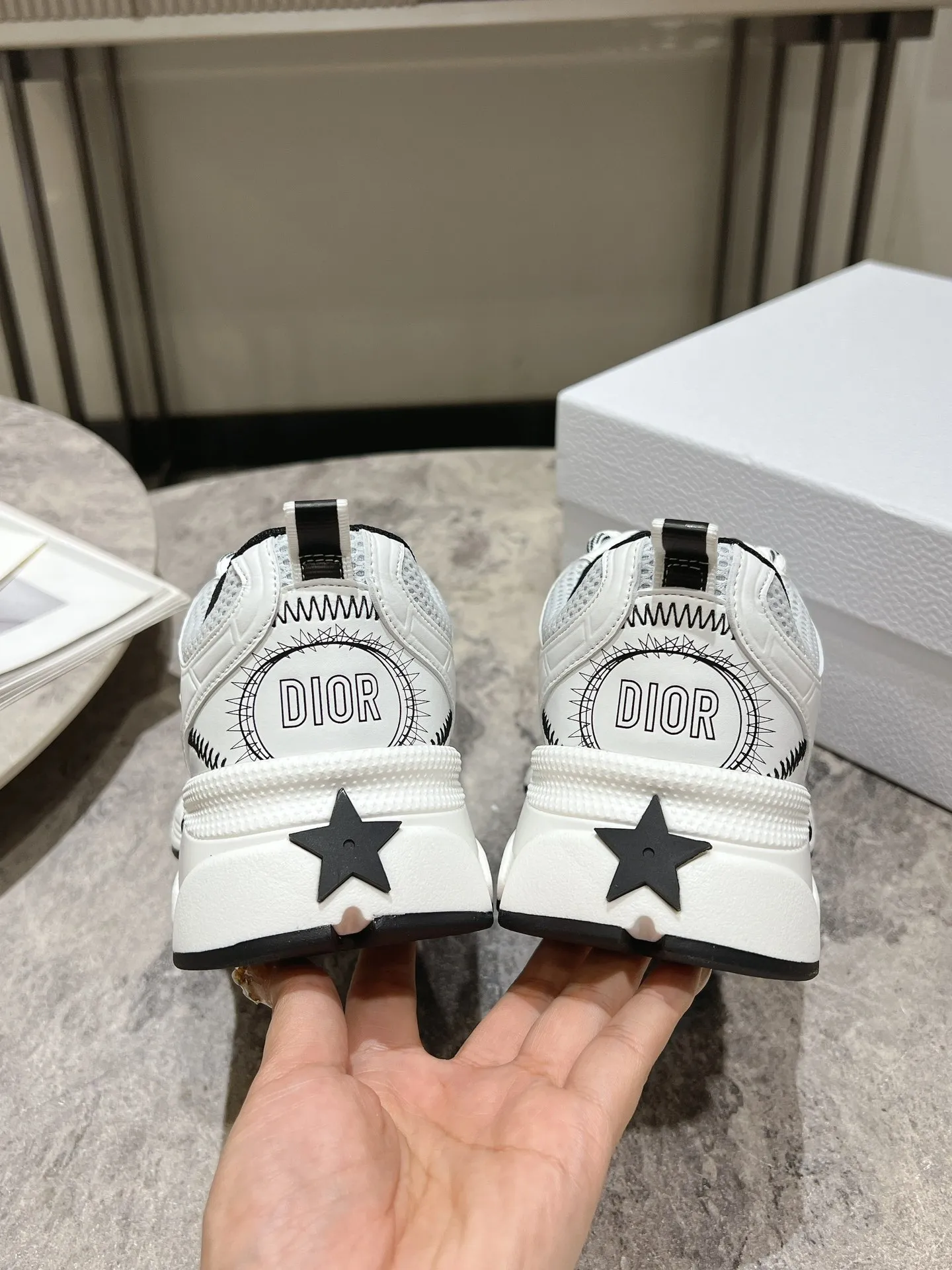 👟👟Ex-factory price 600👟👟 The latest hot model, the star model 2024 main hot product, the newly released Dior Chrono new casual sports shoes, running shoes, dad shoes are really cool, full of futuristic feeling! Really cool! Once again interpreting Dior's concept of cool fashion, the lucky star will bless you with good luck. The new EVA sole is super light and super soft! A perfect replica of the original! Fully matched material and mold! ! Women’s size: 35-39 (40.41 customized)